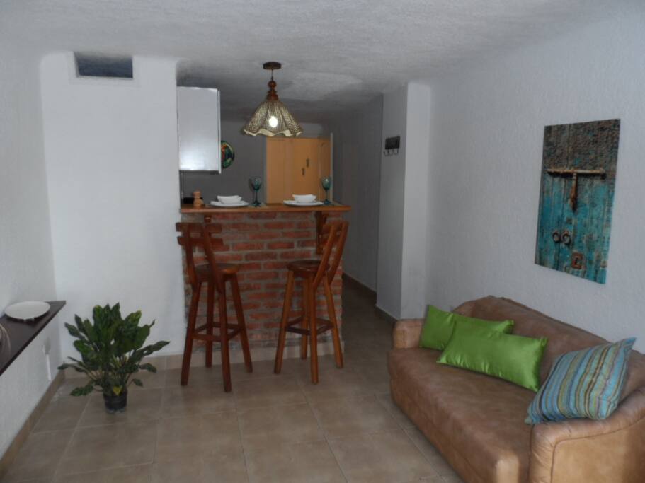 sala-comedor con sofa cama y tv con cable