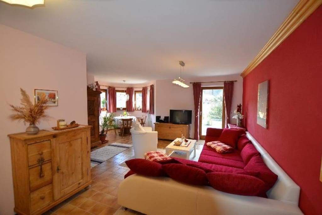 Wohnzimmer mit großem, bequemen Sofa und Ausgang zur Terrasse.