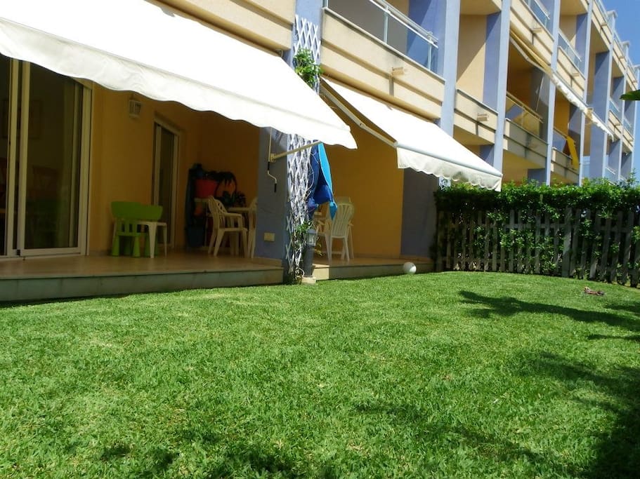 Una terraza y un jardin de uso privado donde comer, cenar, jugar...