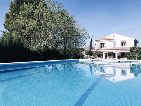 Charming villa with pool, 5 bedrooms, Valencia!