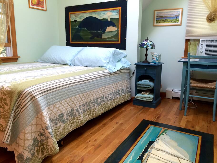 Light and Bright, overlooks the garden. Queen bed.