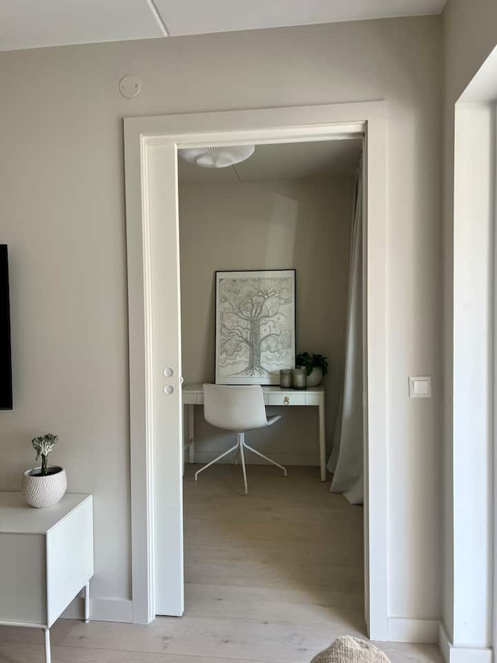 Bedroom with 140x200cm bed and pocketdoor