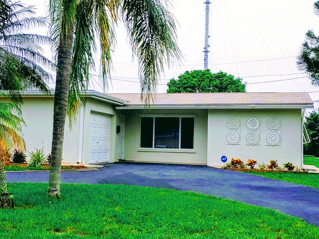 Amazing 5 Bedroom Pool Home 28 day+Great Location! gallery image 2