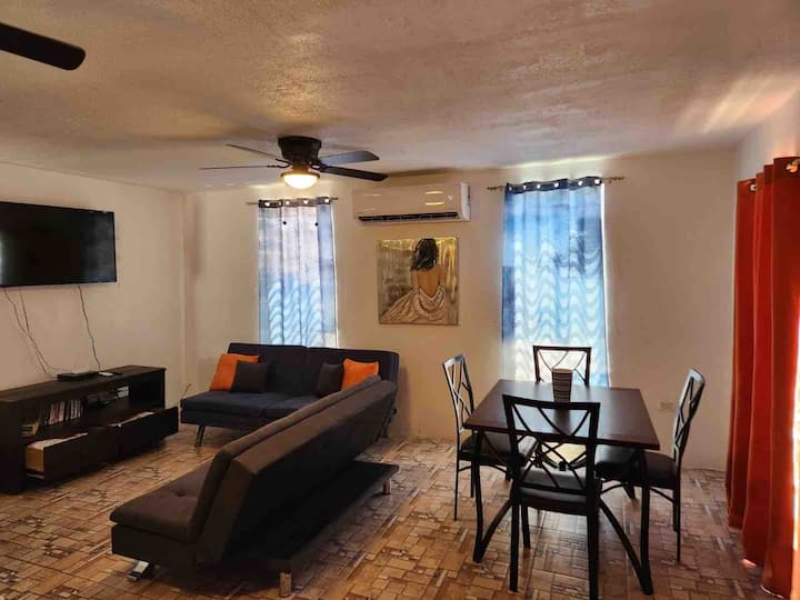 Dnevni boravak sa stolom za objedovanje i dva kauča 