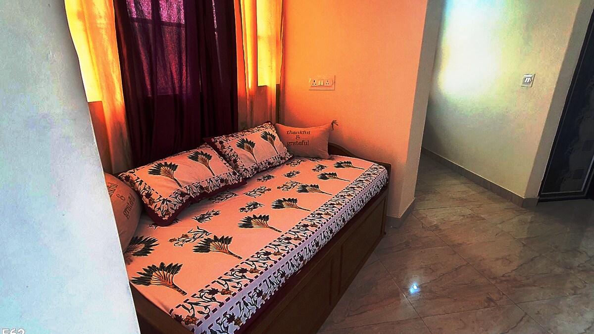 沙发和床。尺寸6 * 6英尺。