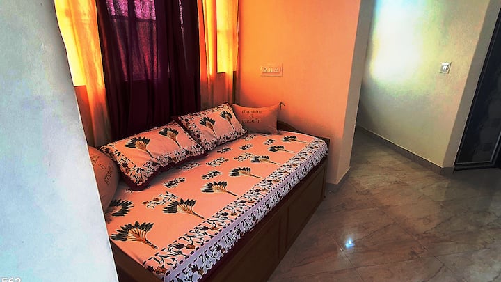 Divan-krevat . Madhësia 6*6 këmbë.