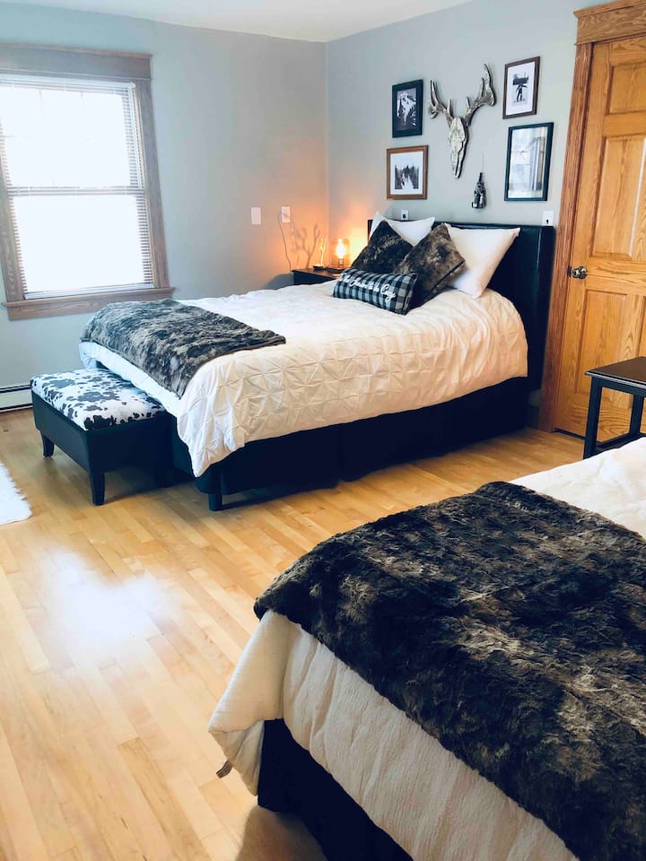 Chumba cha kulala kilichopambwa kwa skii. 