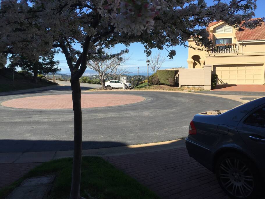 Very quiet and peaceful ' cul de sac' location with easy access to commuter routes and train station.