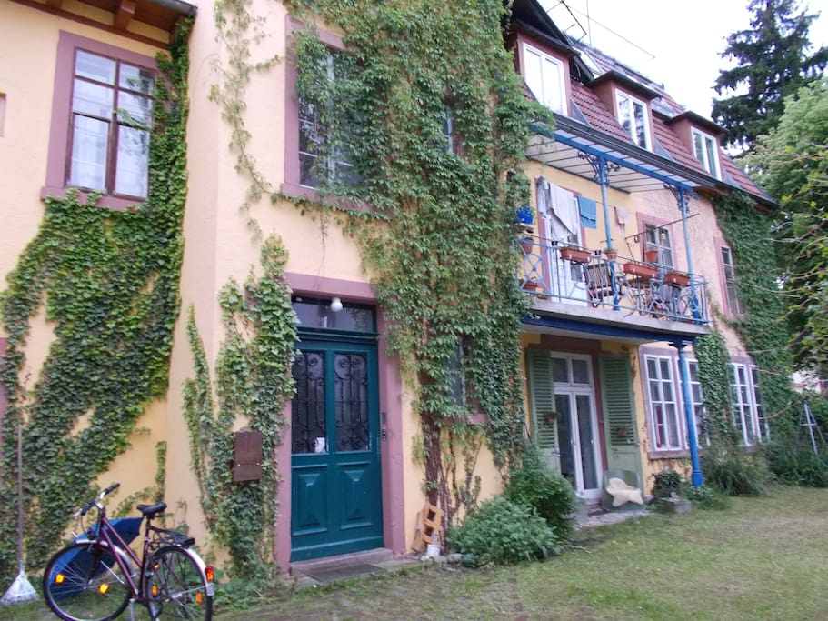 steht man im Hof. Hinter den Dachgauben liegt meine Wohnung