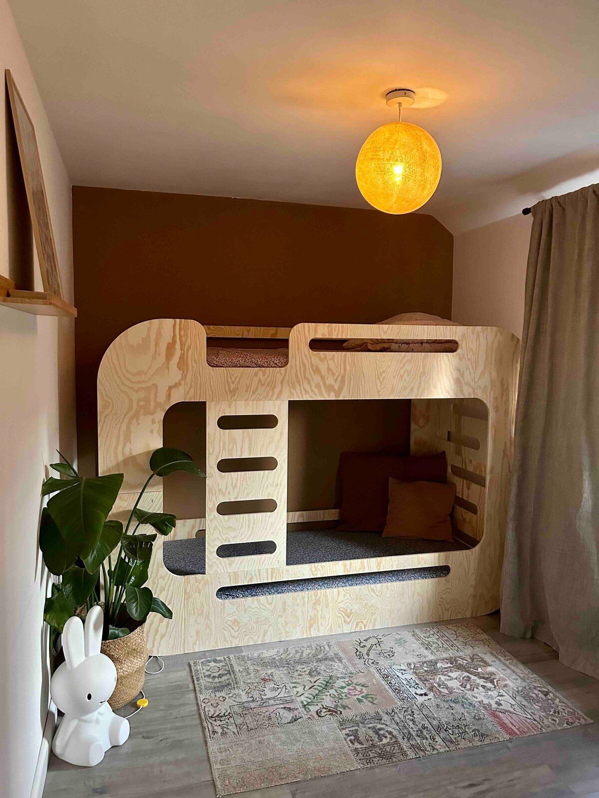 เตียงสองชั้นที่อบอุ่นสำหรับเด็ก (ขนาดที่นอน 90 x 200) ชั้นบนเหมาะสำหรับ 60 กก. ด้านล่างสำหรับ 100 กก.