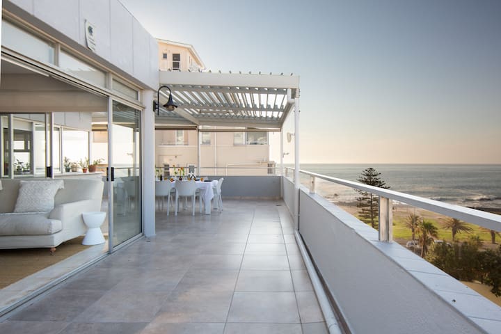Radiant sea-view penthouse on Promenade gallery image 2