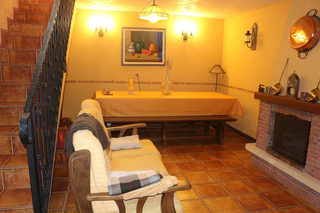 Acogedora bodega con sofás y chimenea.