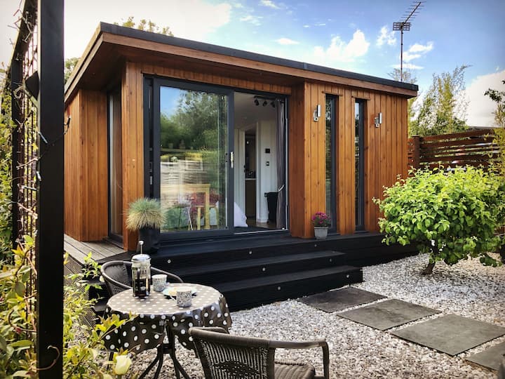 Cosy cabin on peaceful island Cabins for Rent in Shepperton, England