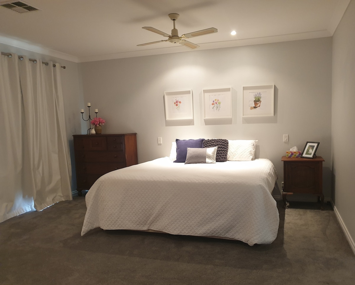 غرفة النوم الرئيسية واسعة جدًا بسرير مقاس كينغ فائق