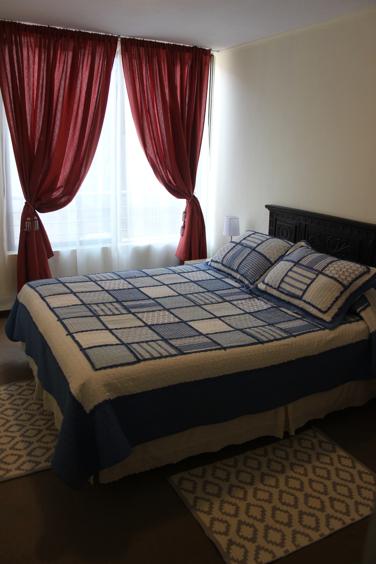 Chumba cha watu wawili, kitanda aina ya queen kilicho na mablanketi, mito na mashuka 4 yanapatikana. 