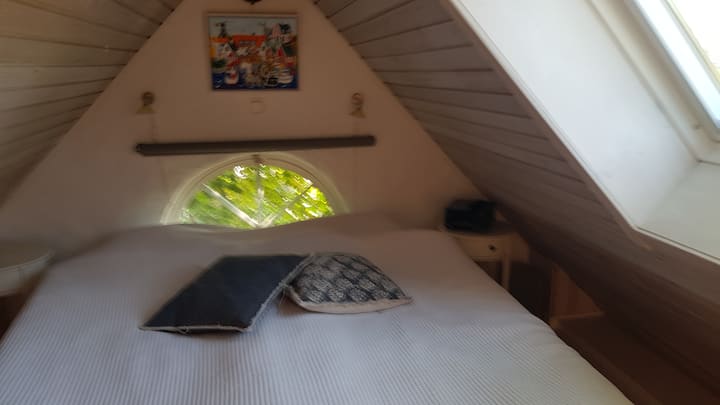 Deux lits dans le loft, chacun mesurant 2 m x 90 cm. Les lits peuvent être séparés, et l'une des tables de chevet peut être placée entre eux.