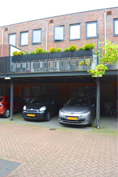 Privé parkeer plek voor twee auto's aan huis