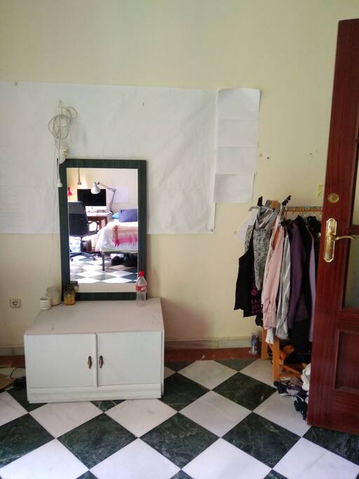 Big room. Closet, mirror...
