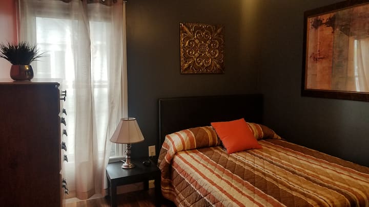 第二间卧室配备全尺寸床、大衣橱、6个抽屉柜和滑动谷仓门