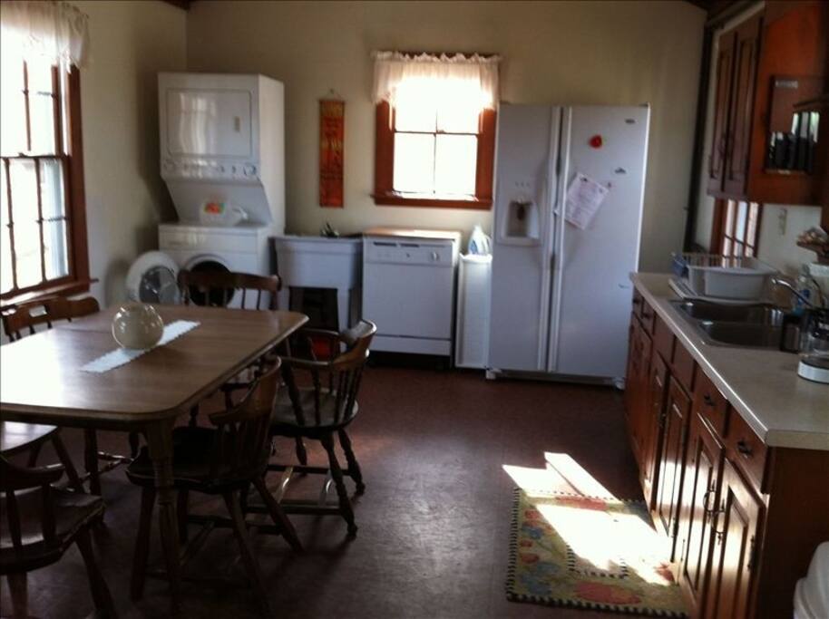 Large fully-equipped eat-in kitchen W/D, DW