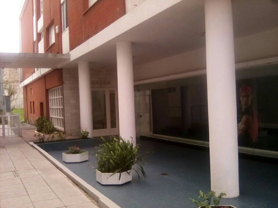 Ingreso al edificio muy seguro en la principal calle de la peninsula.
