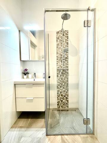 BIG Apartment – Top location – 5 bedroom/4 bath gallery image 5