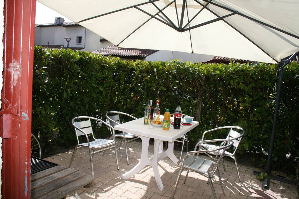 Terrasse sud avec plancha.
