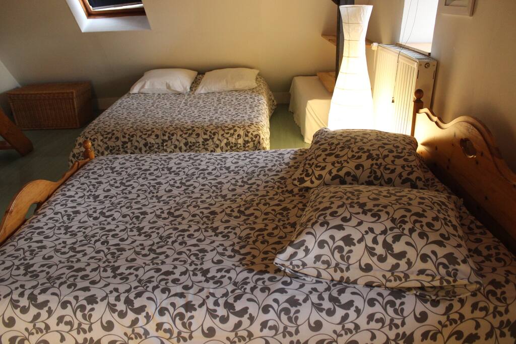 Chambre aménagée pour quatre personnes