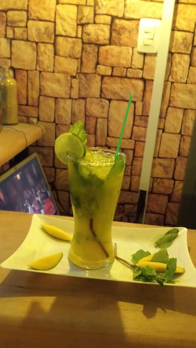 Disfruta de los mejores cocteles de la ciudad en el Happiness Bar