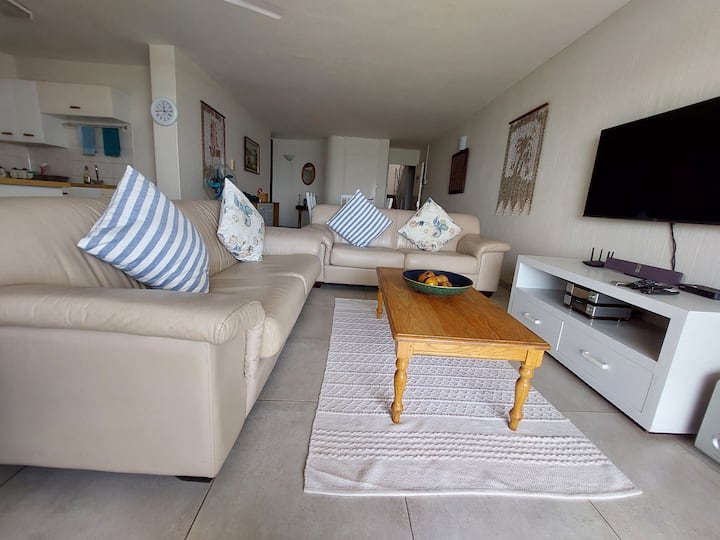 Chaka's Rock Sea Side Home From Home - Dolphin Coast