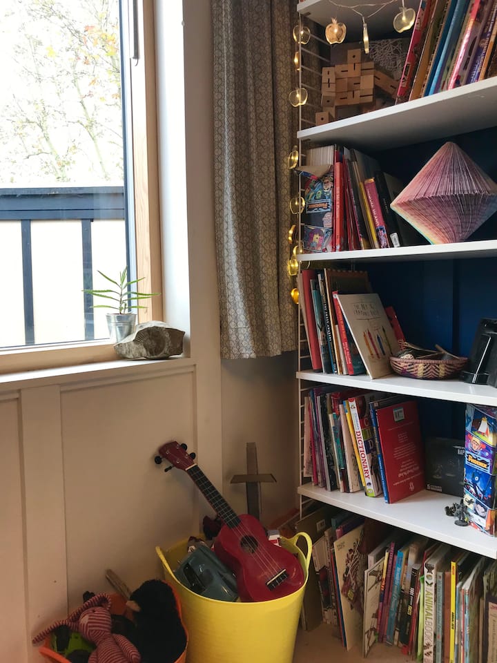 Vyumba vya kulala vya watoto vimejaa vitu vya kuchezea na vitabu vya kutumia. Tuna ugavi MKUBWA wa lego na playmobil!