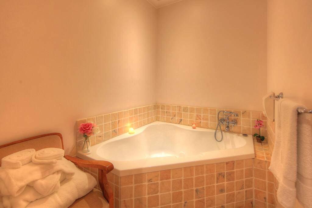 Bridal Suite Bathtub