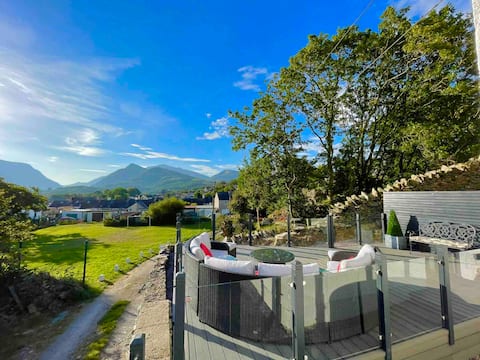 Tŷ Cacwn, cottage with stunning views and hot tub.