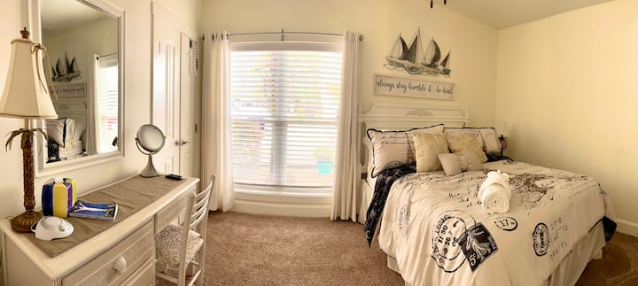 Dhoma e gjumit dy në katin e parë. Krevat dopio "queen" dhe një krevat i vetëm. ( flenë 3 ) Ka një tavolinë pune/ kotësi dhe një televizor. Shtrojat e krevatit mund të mos jenë të njëjta.