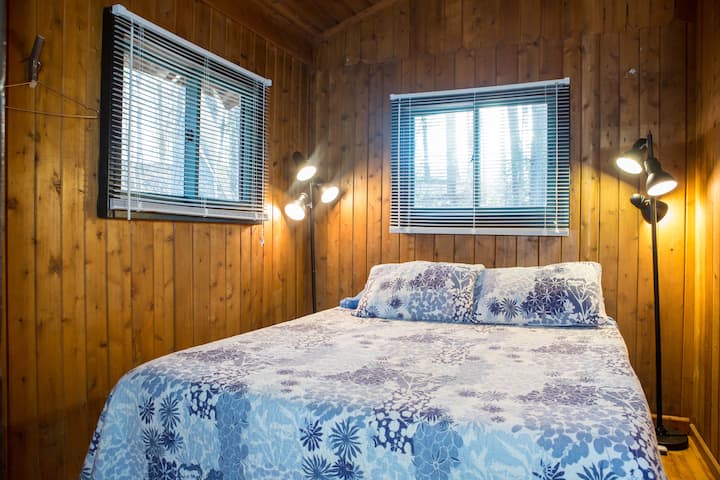 غرفة نوم ثانية بسرير مريح بحجم كوين.