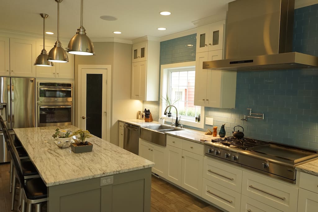 Fully equipped kitchen with gas range & hibatchi grill.