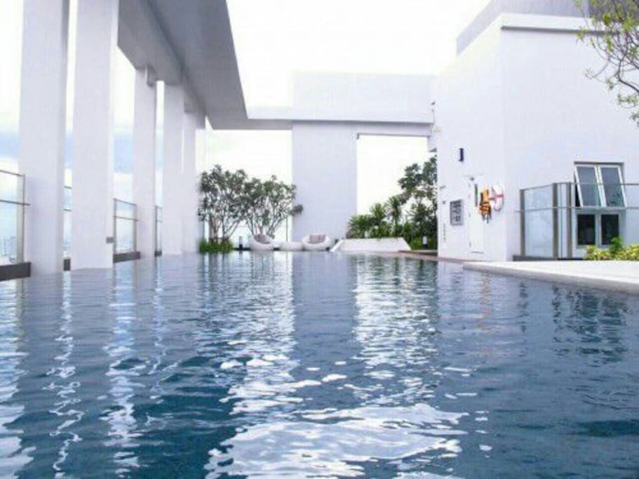 Rooftop salt pool with 360 degree city view.
Open daily 6.00am - 10.00pm.