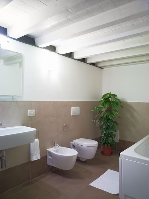 Primo bagno con vasca / First bathroom with bathtub