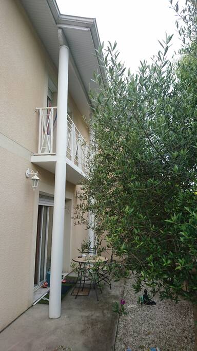 Façade de la maison (chambres avec balcon)