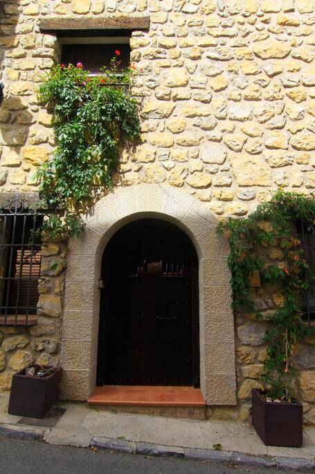 Con una bonita entrada rústica.