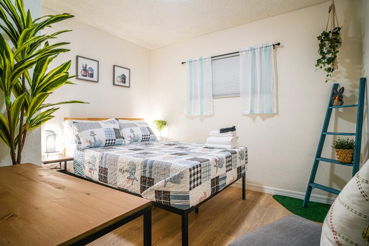La troisième chambre dispose d'un lit complet avec matelas en mousse à mémoire de forme, oreillers et draps de 12pouces.