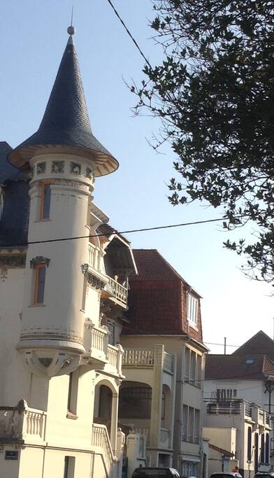 la villa et ses larges baies vitrées du salon