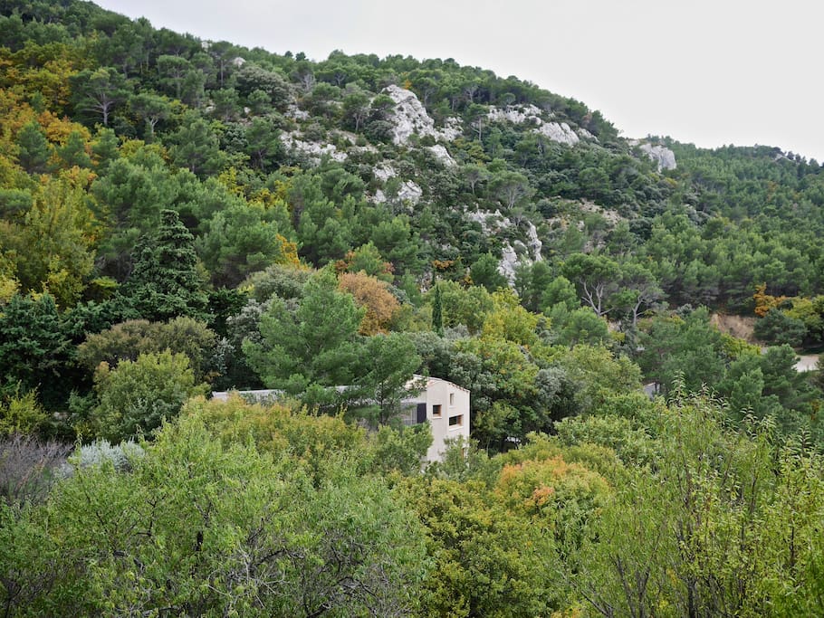 Maison d'architecte conçue comme un hameau discret
