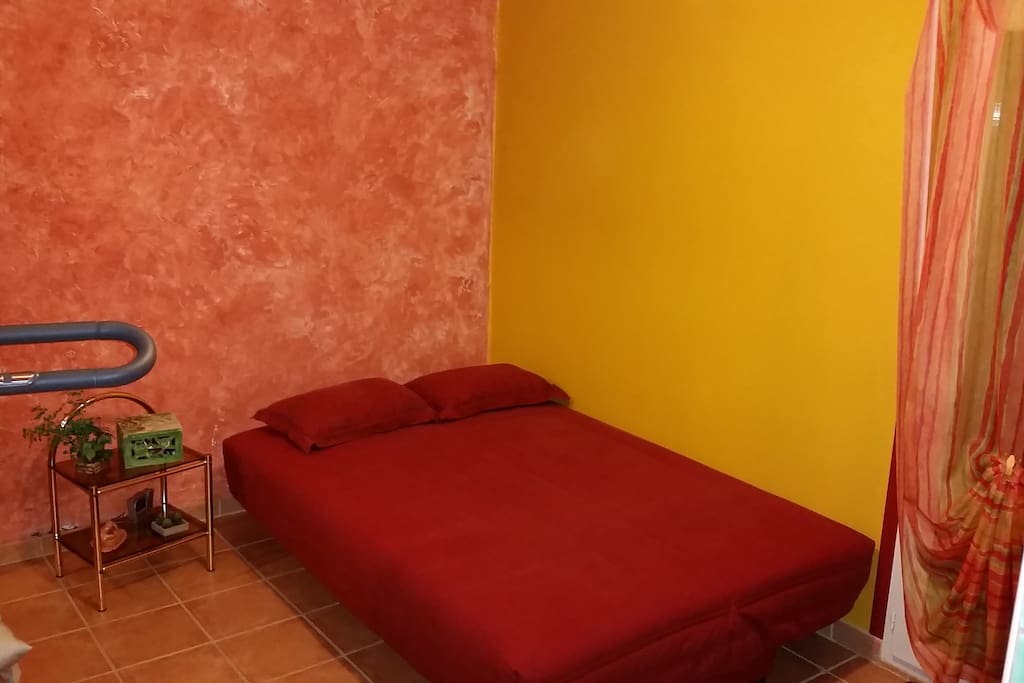Lit double, matelas grand confort.