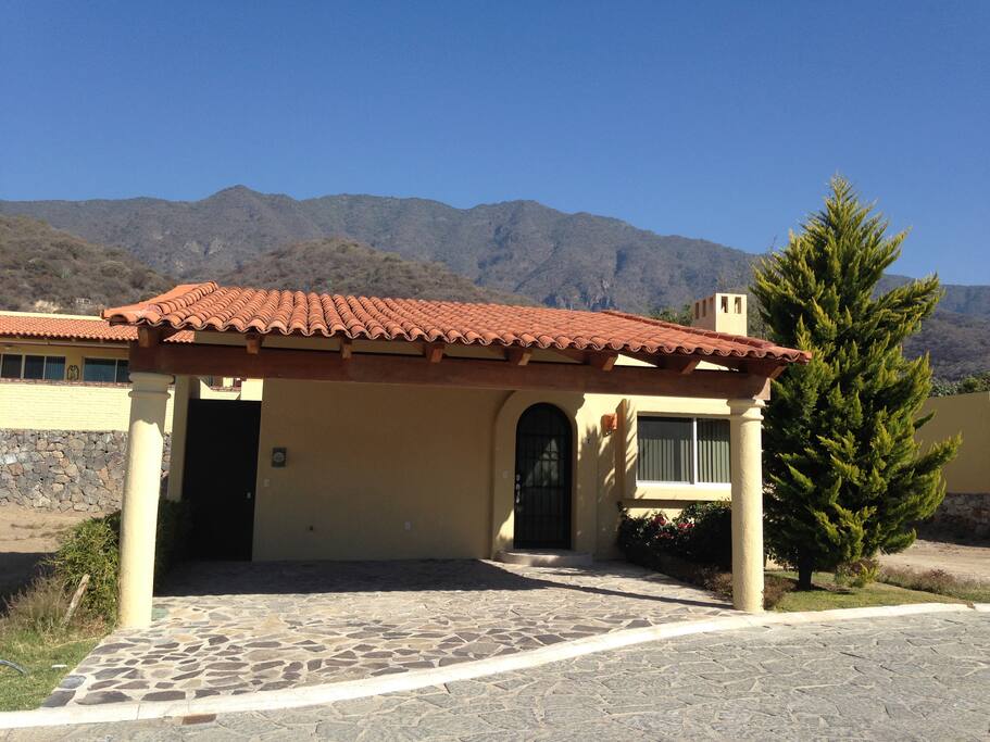 Casa nueva,ubicada al pie de la montaña en condominio privado" Puerta Arroyo" . Calle cerrada, sólo tránsito local