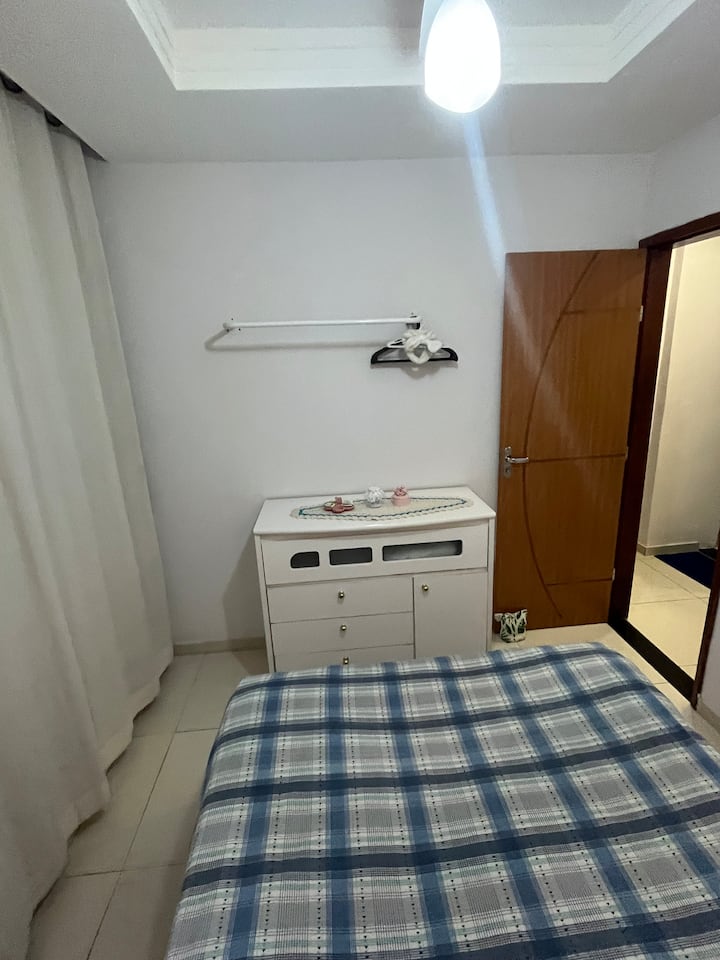 Kamer 2. Alleen toegestaan te huur tussen 3 en 4 gasten, met betaling van extra kosten.

De woonkamer heeft een slaapbank, dus het is mogelijk om meer gasten te evalueren en te onderhandelen