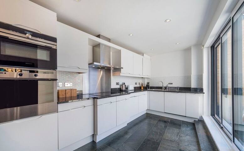 Amazing 3 bedroom moments from Oxford Street gallery image 3