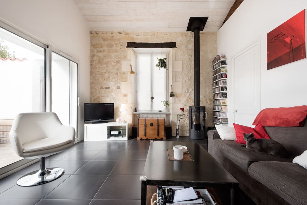 Salon avec baie vitrée donnant sur la terrasse et le jardin (plein Sud) + poêle à bois