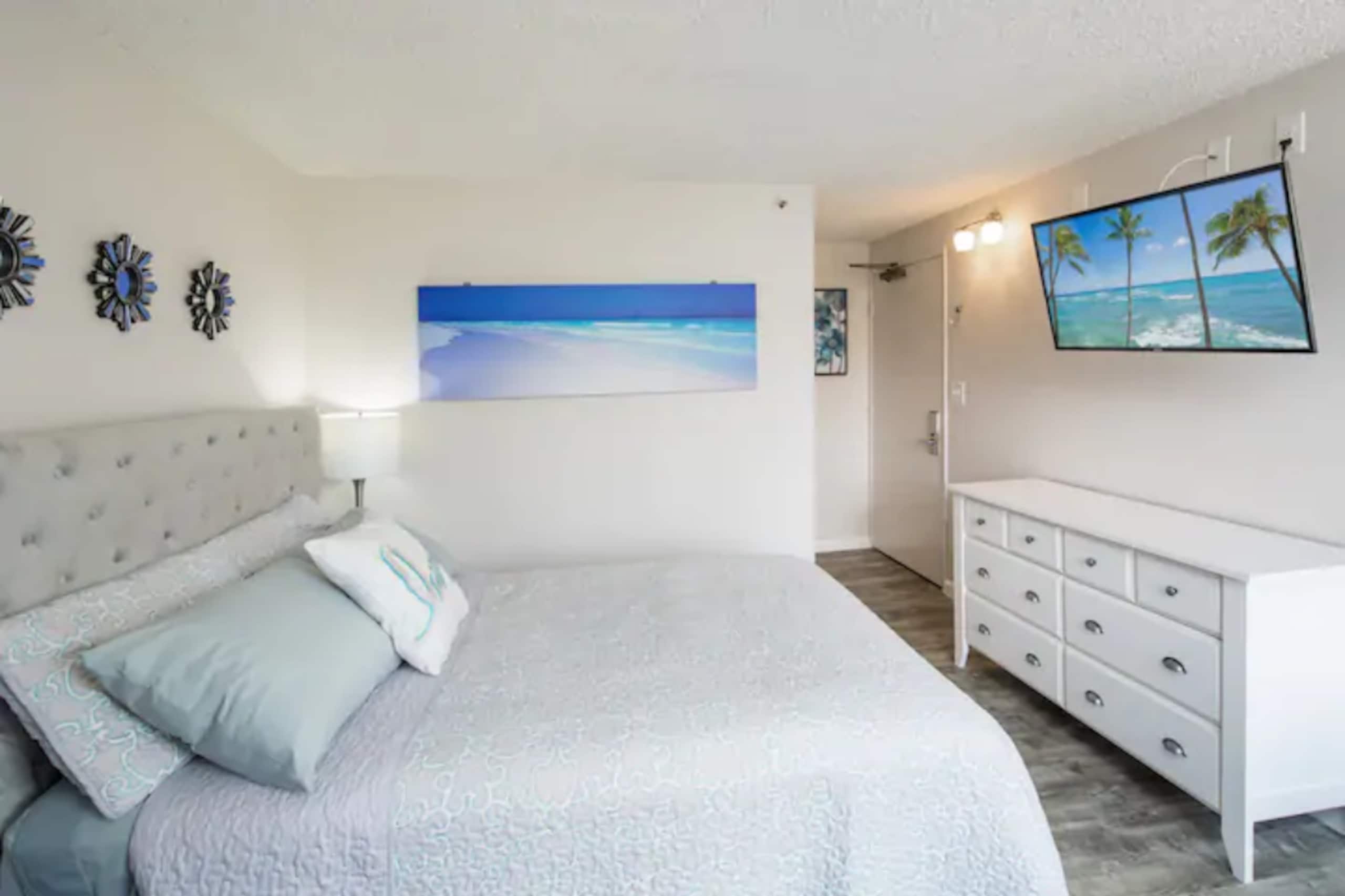 Condo in Honolulu · ★4.53 · Studio · 1 bed · 1 private bath - Image 5