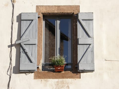 A charming cottage at the foot of Cordes sur ciel